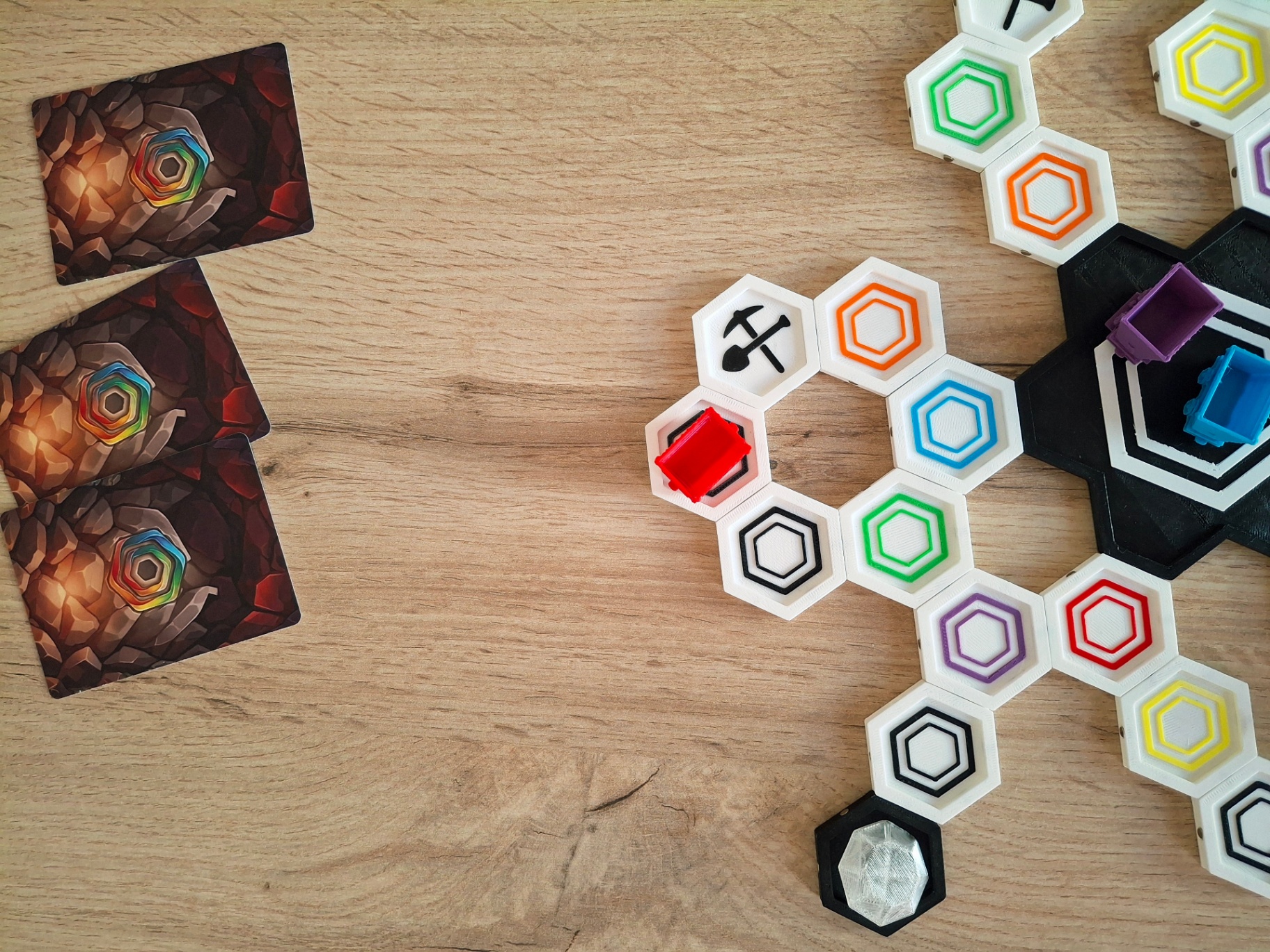 Cartas de mina y el hexagono del Diamante junto al tablero