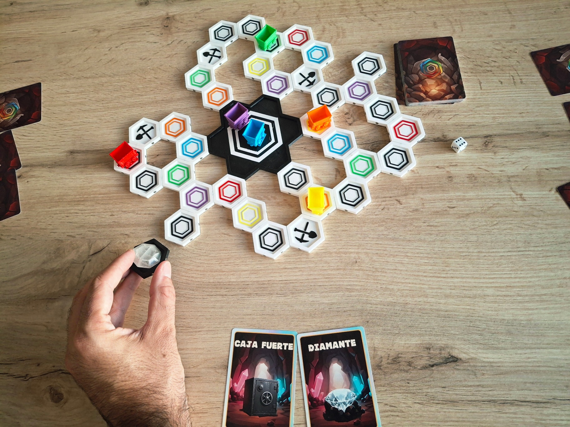 Componentes de La Mina: hexágonos, monedas de cobre y oro, diamantes y cartas
