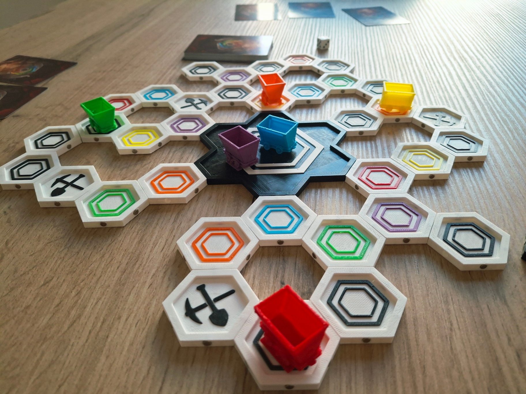 Detalle de los hexagonos modulares y las vagonetas de los jugadores